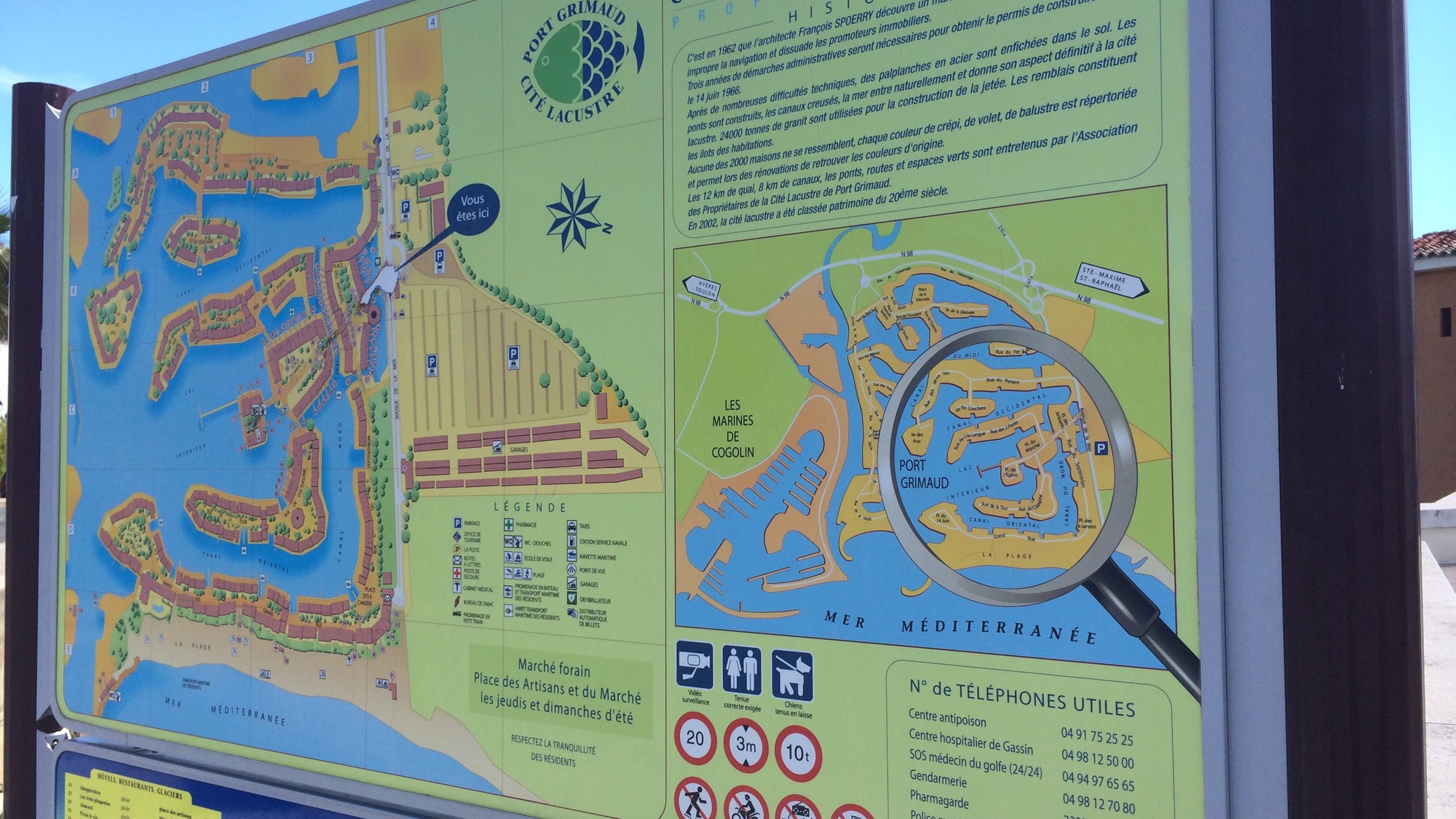 現場導覽牌與Port Grimaud地圖