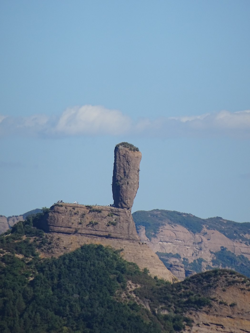 遠方磬錘峰