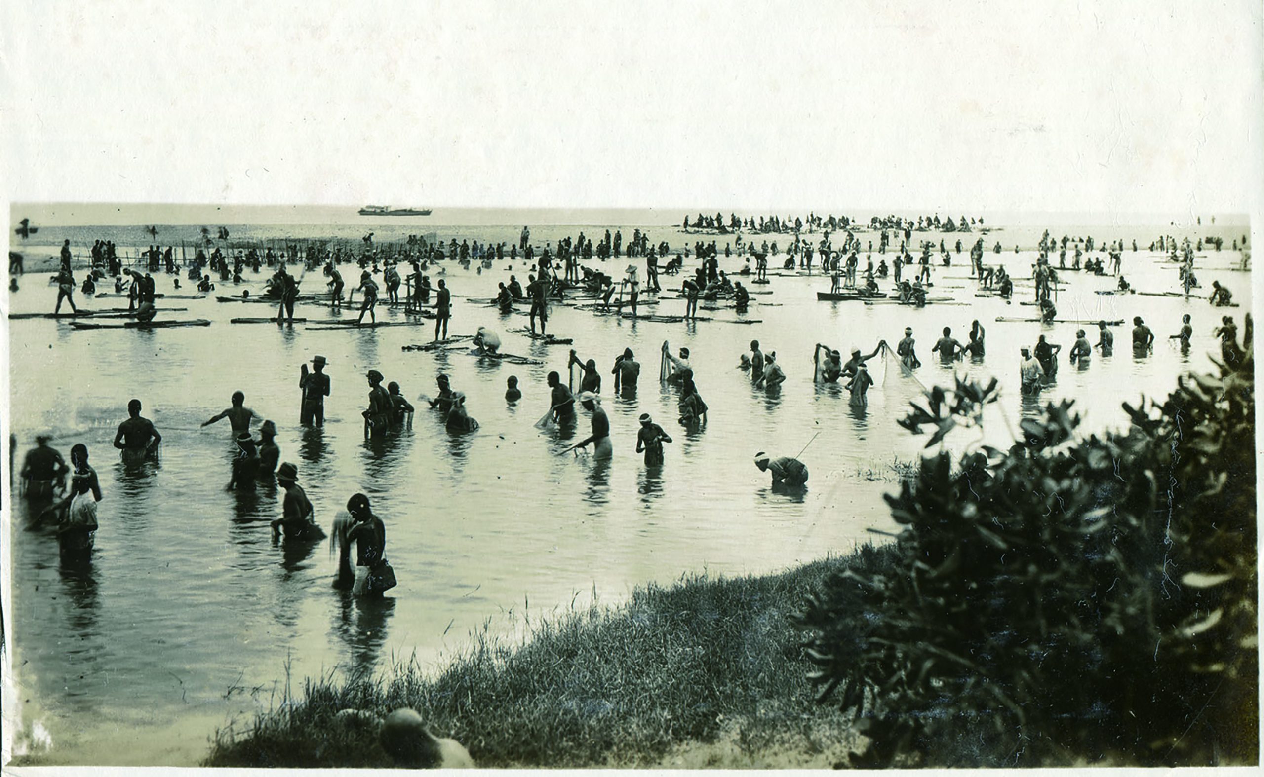 約1930年代花蓮美崙溪口的捕魚祭