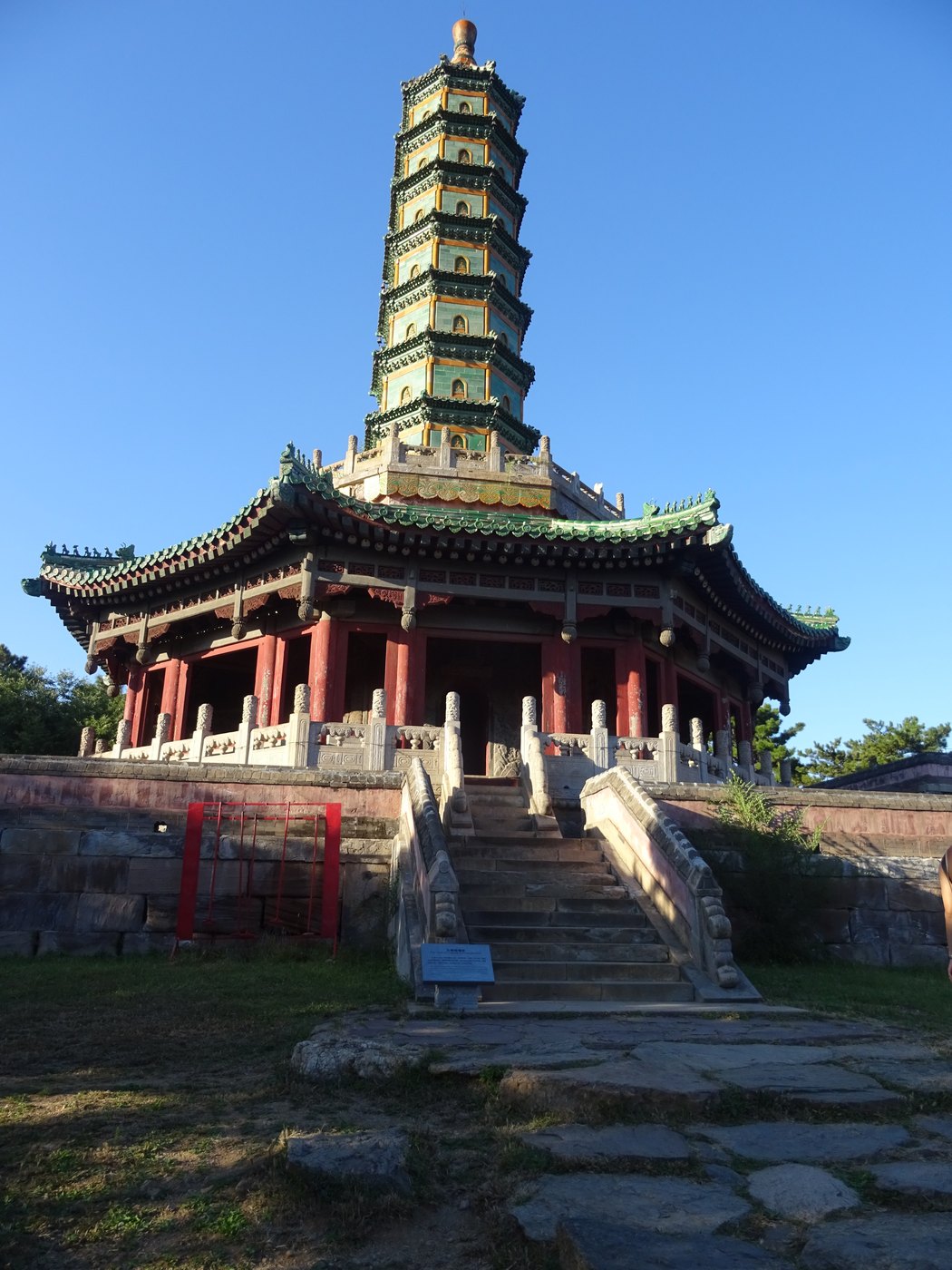 院落後方琉璃萬壽塔