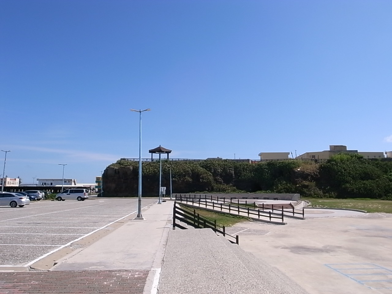 欄杆與坡地之間的安靜廣場
