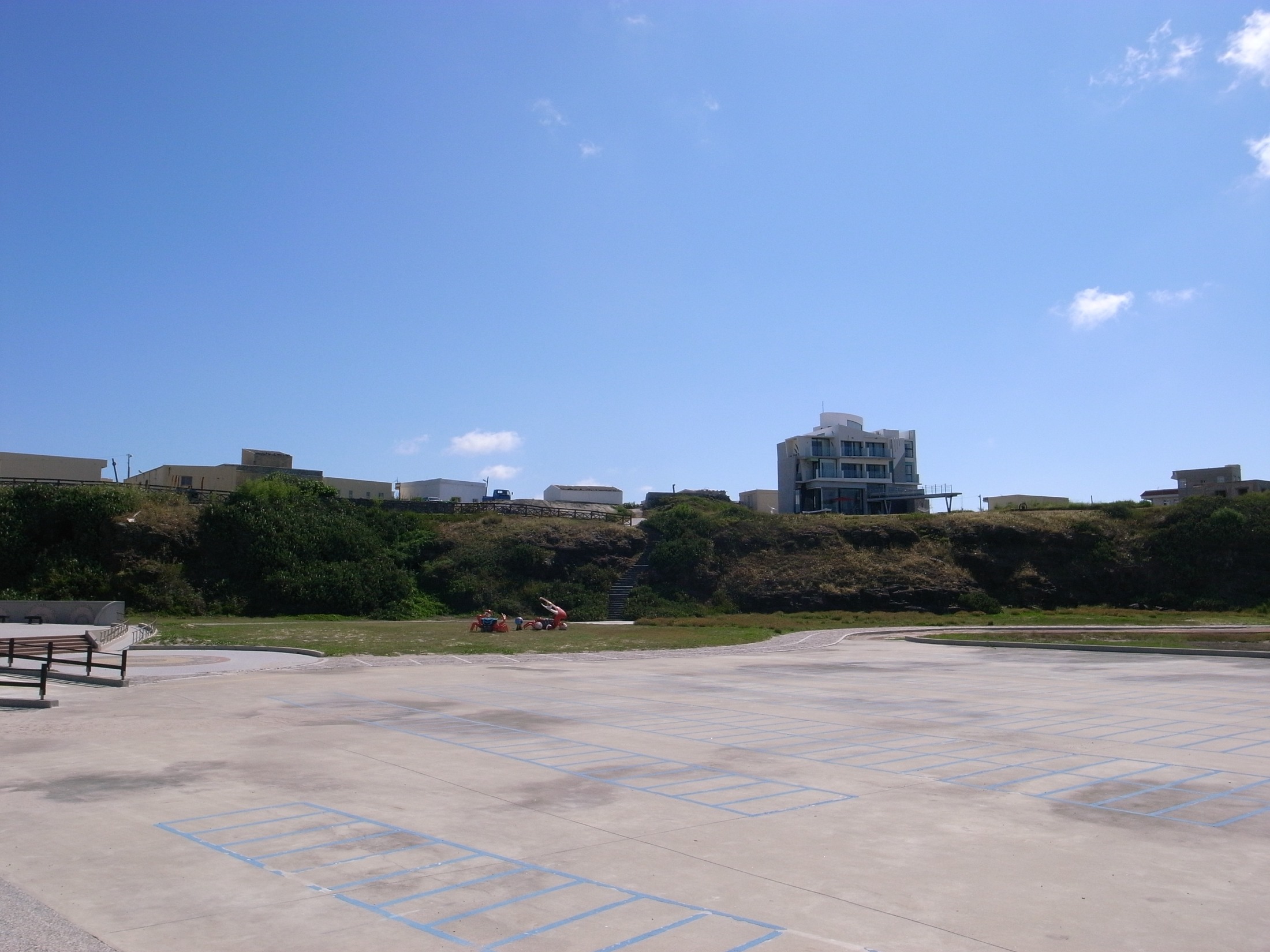 大片天空下建築退到地平線邊