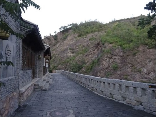 山路向前彎去