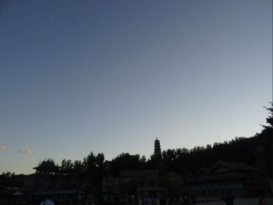 暮色中的塔影