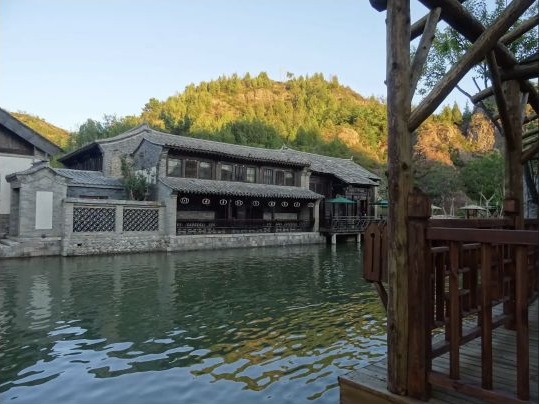 水面收住了山色，也把對岸的木窗拉得更長