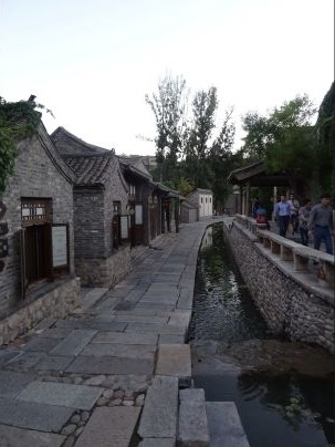 沿水石板路