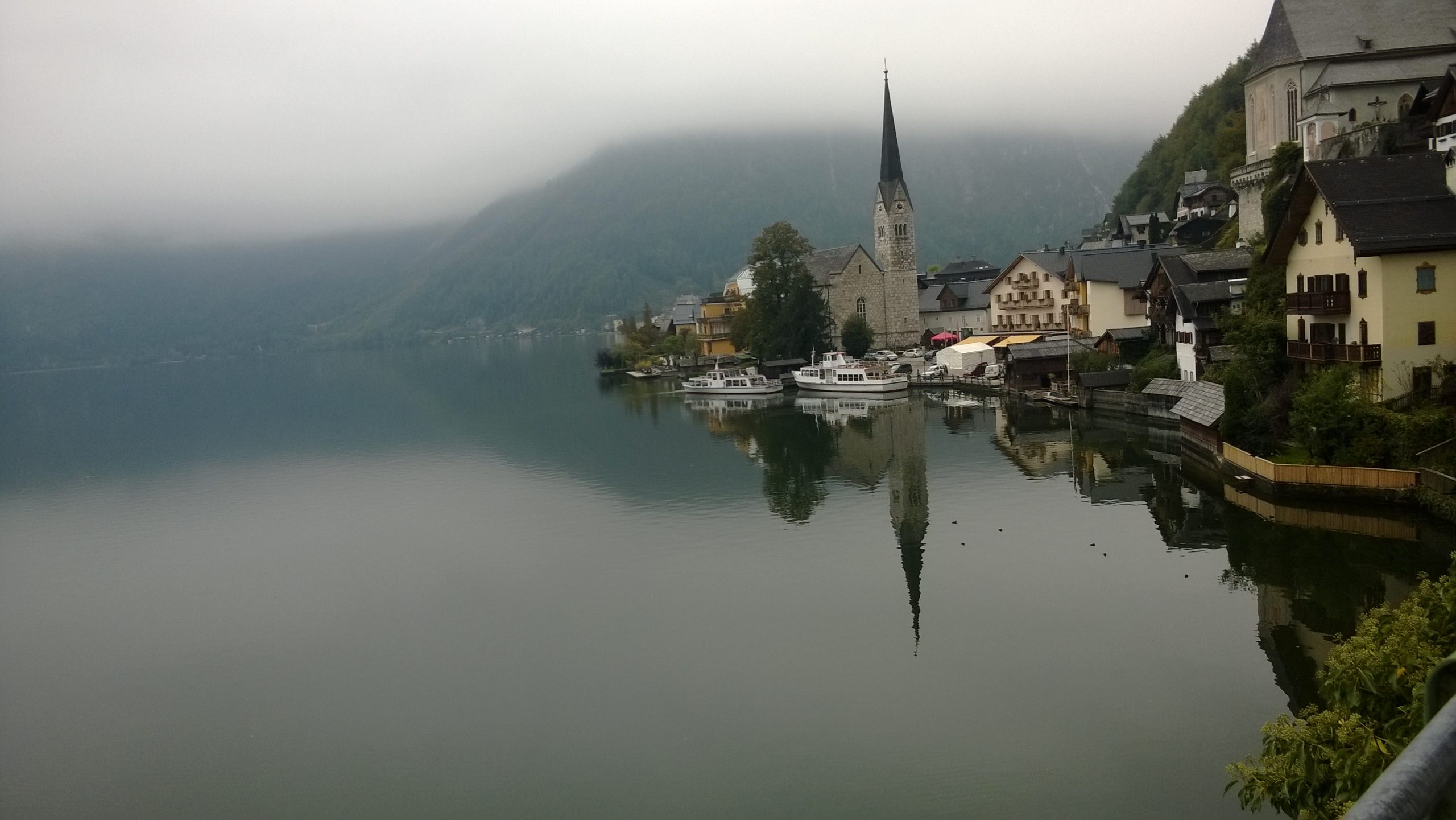 哈修塔特湖景，教堂尖塔倒映水面