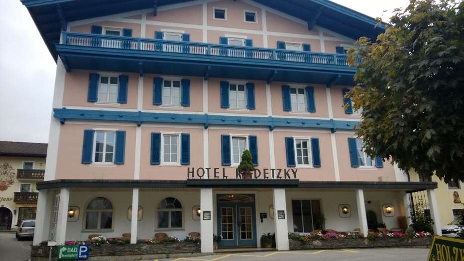Hotel Radetzky 粉色外牆