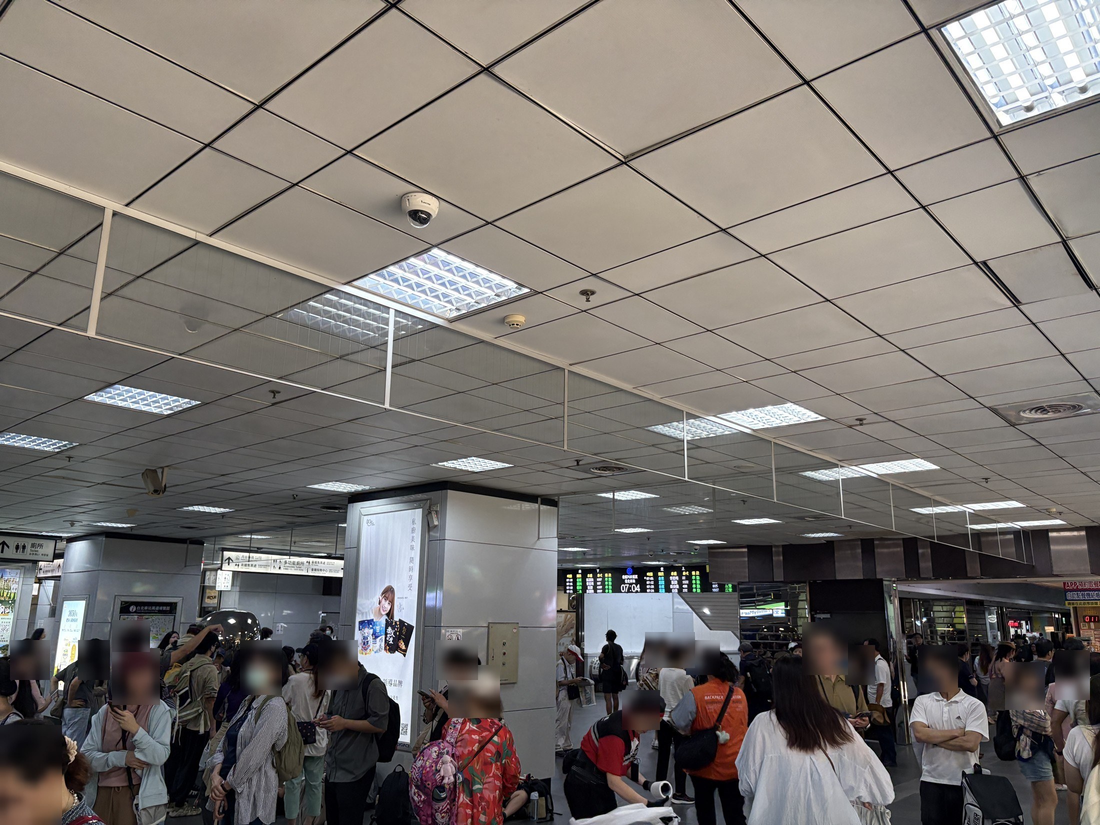 清晨人潮聚集的台北車站大廳