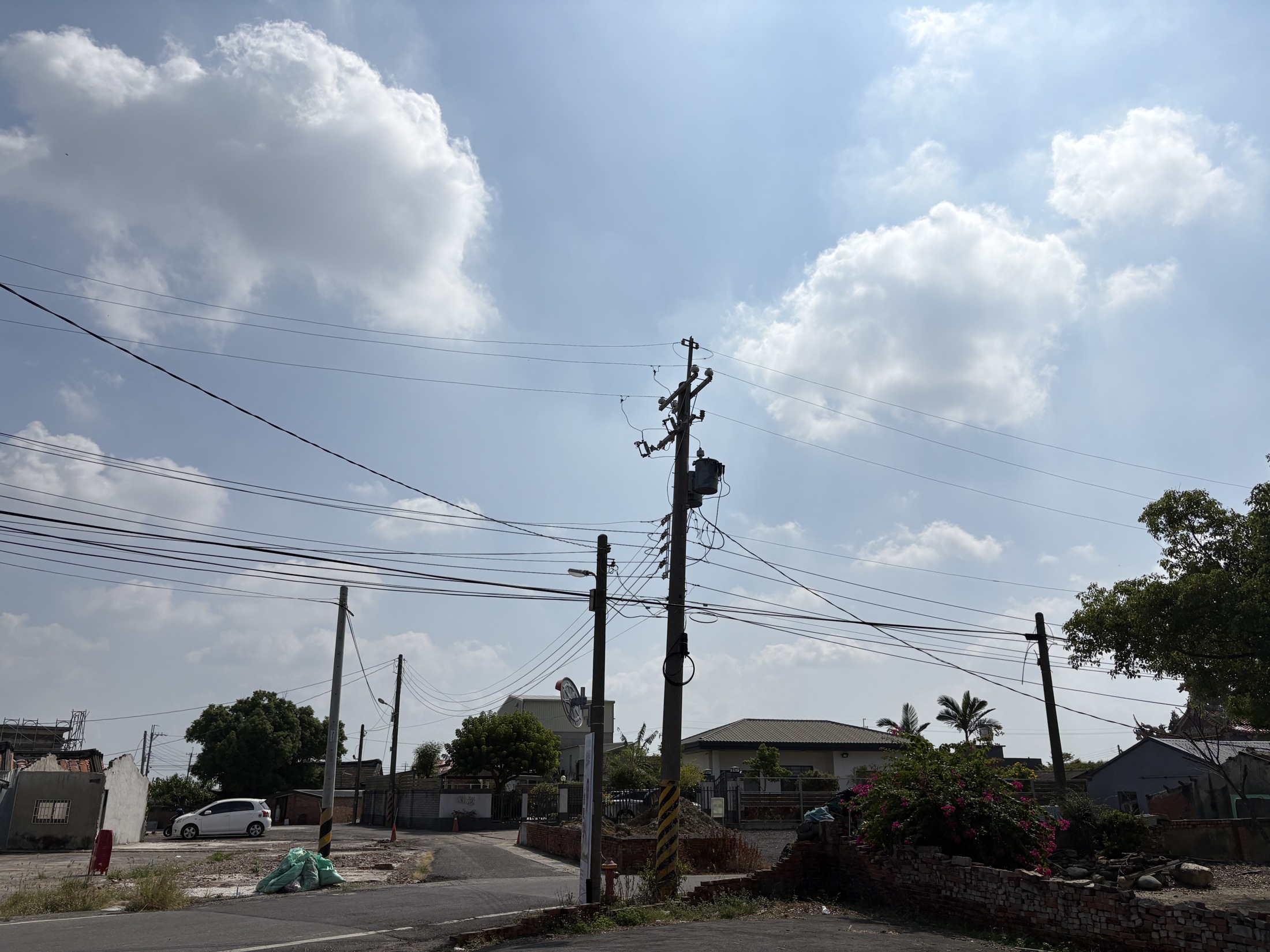 布袋村落的電線與白雲