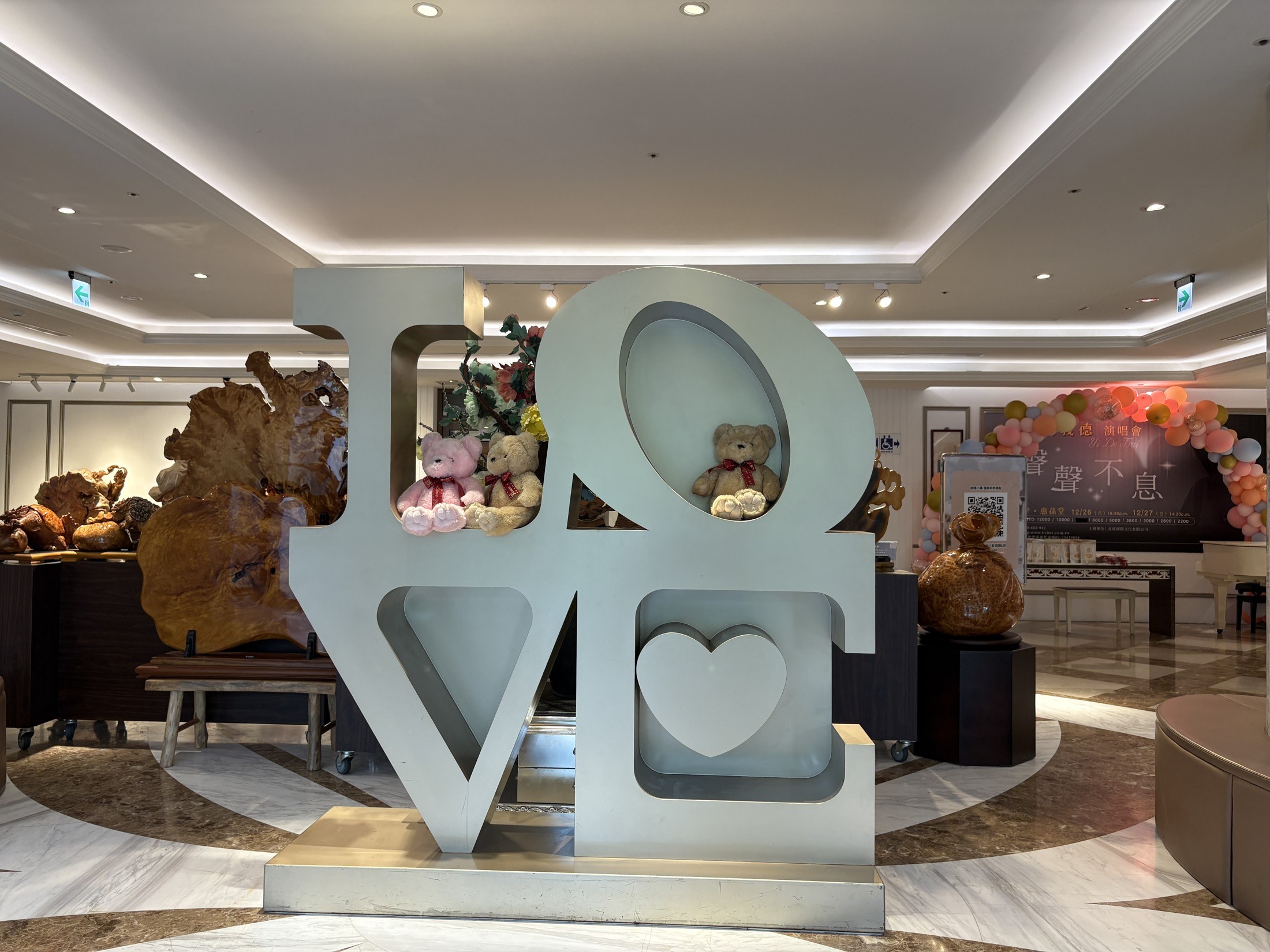 擺著泰迪熊的 LOVE 字樣裝置