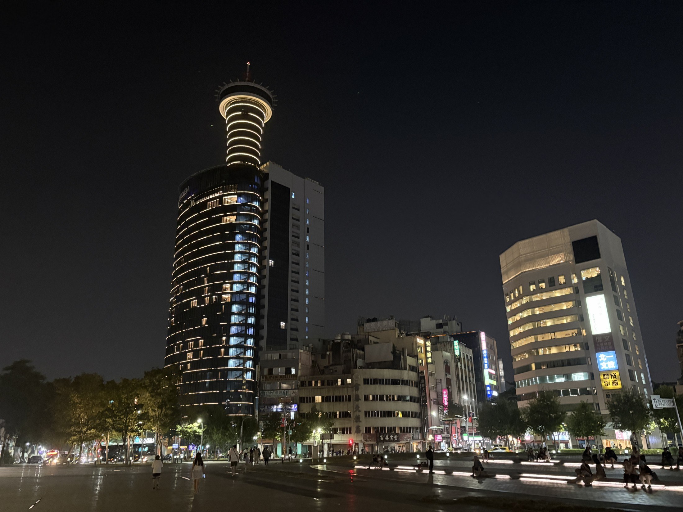 台中舊站前的高樓夜景