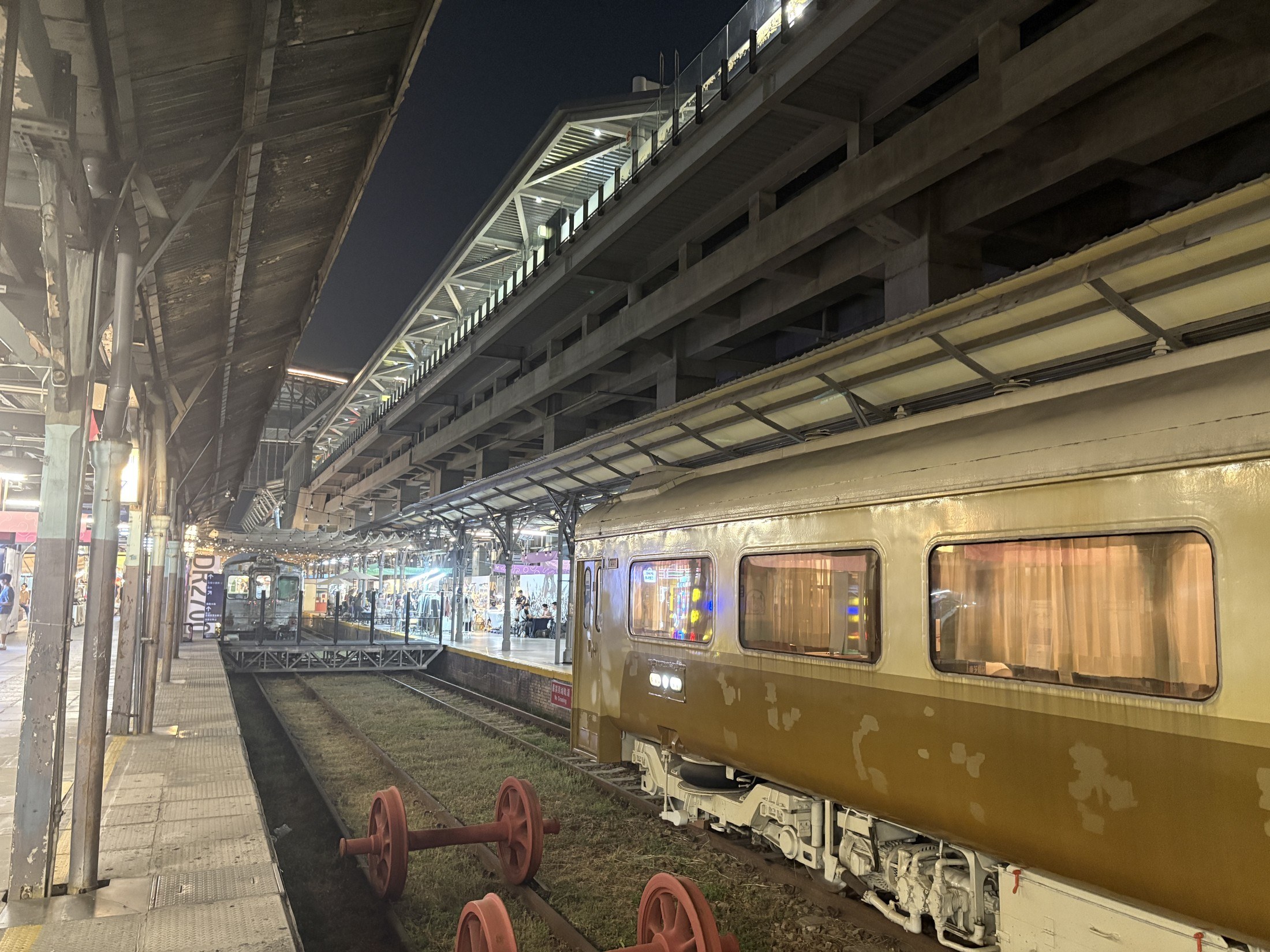 舊台中車站月台與停放車廂