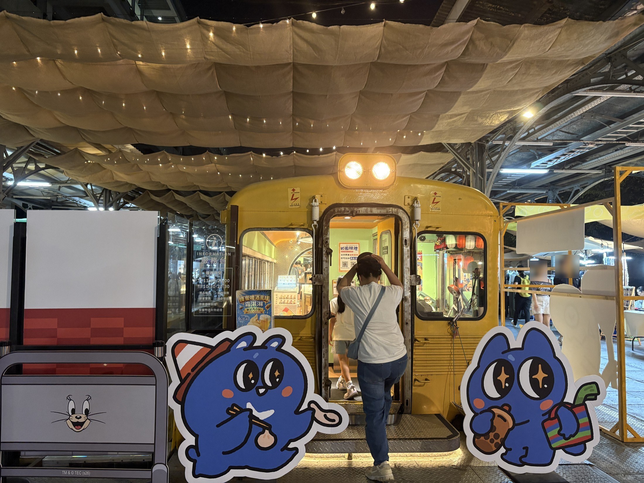 月台燈串下的黃色車廂